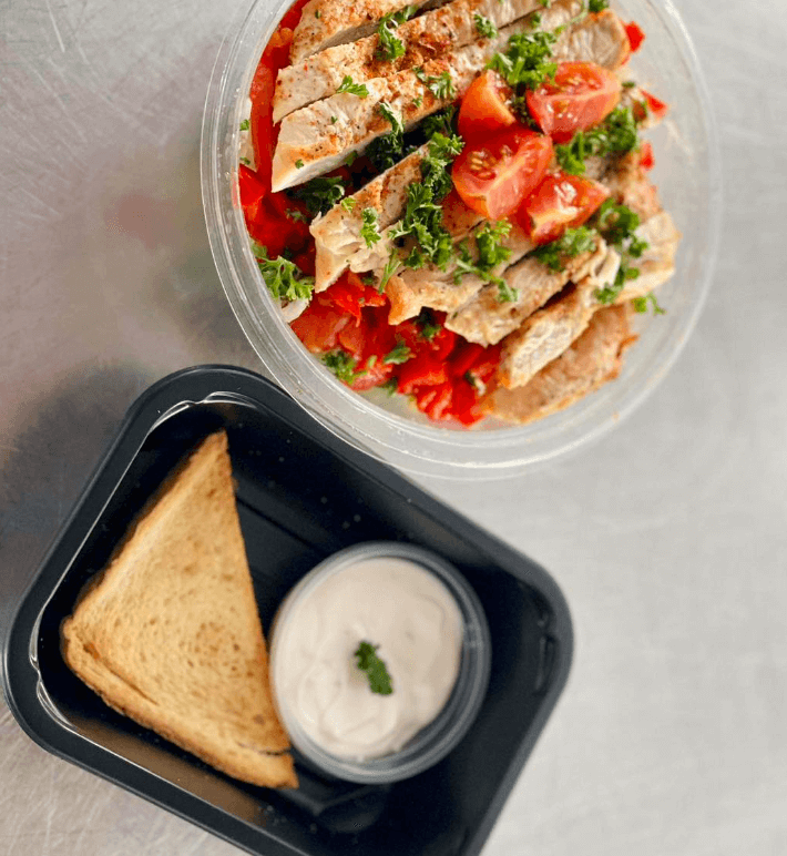 Vepřové nudličky v cibulové omáčce, těstoviny